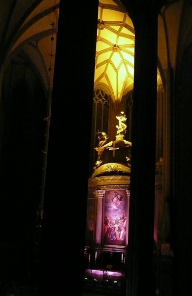 Datei:Peterskirche Altar Lichtinstallation.jpg