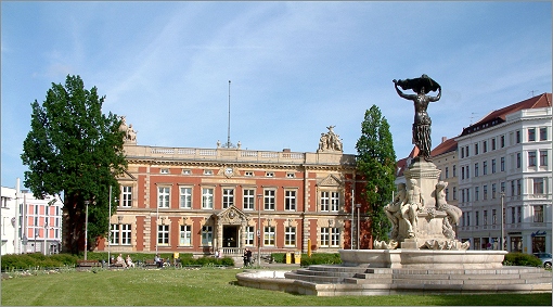 Datei:Postplatz Frühlingslicht.jpg