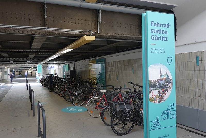 Datei:Bahnhof Fahrradstation.jpg